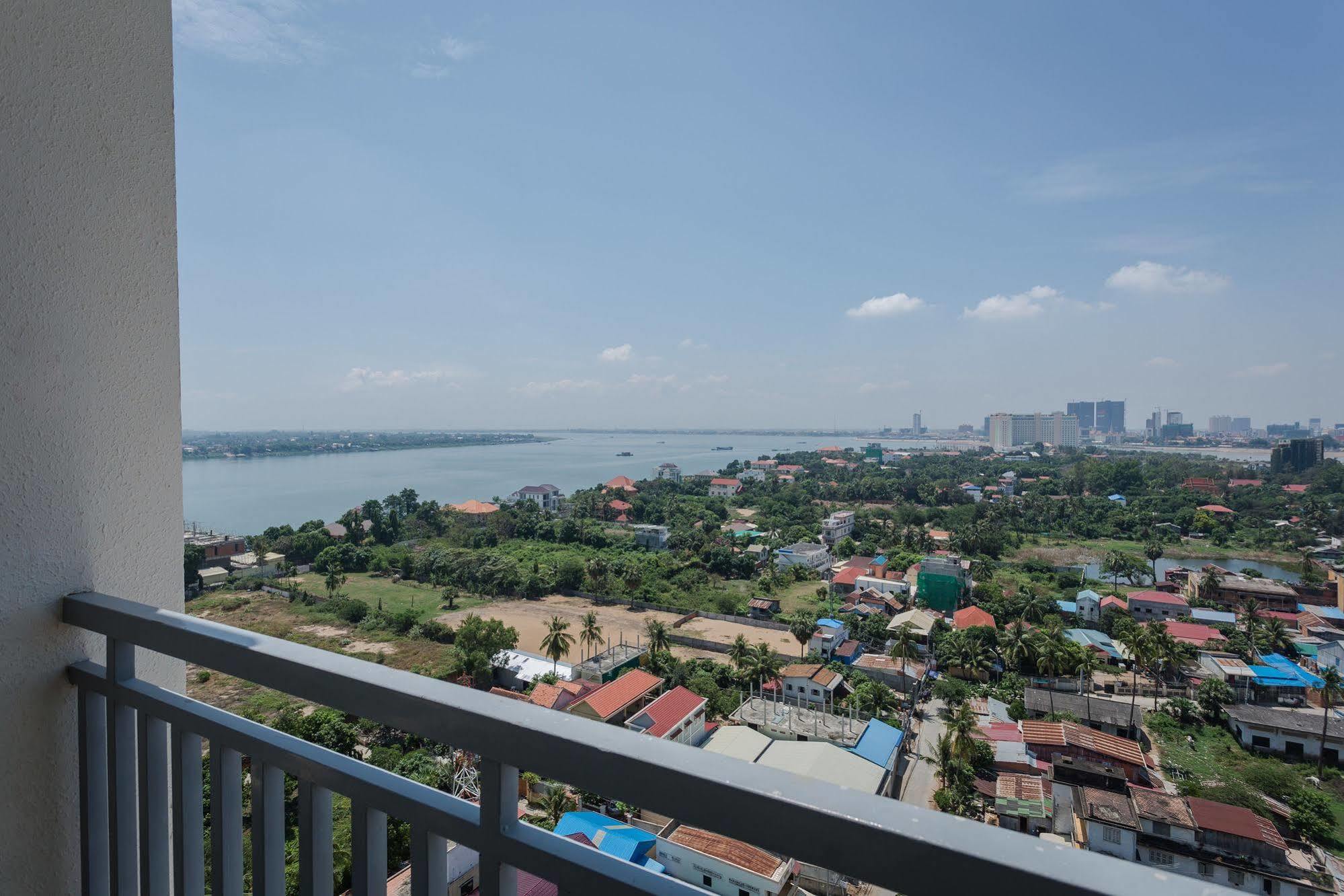 Mekong View Tower Hotel Пном Пен Екстериор снимка