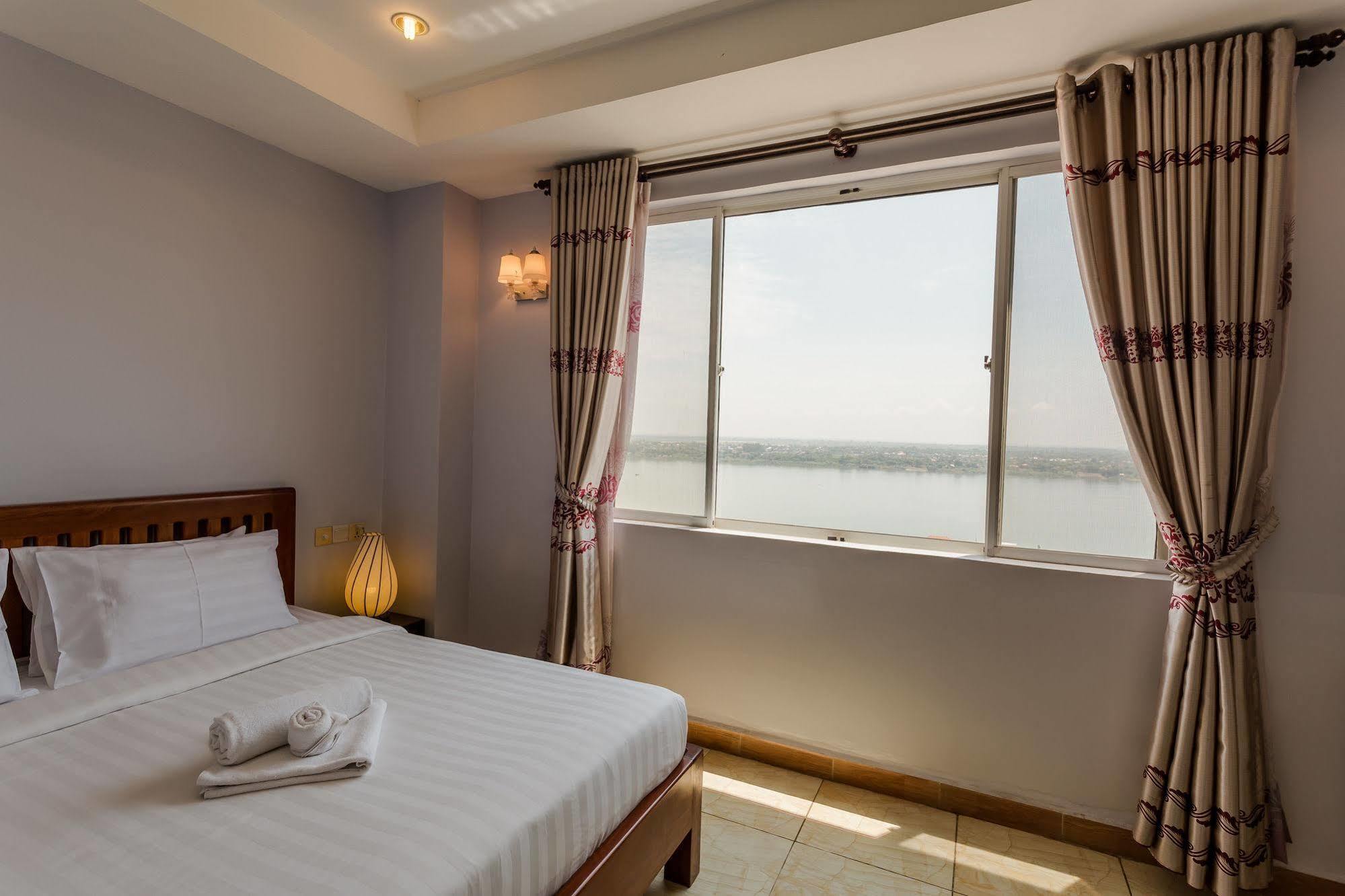 Mekong View Tower Hotel Пном Пен Екстериор снимка